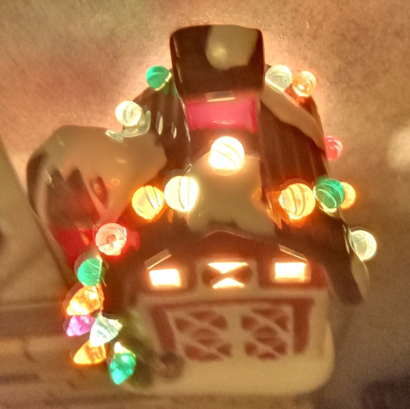 LIGHTED RETRO BARN WITH SILO &.CHRISTMAS TREE XMAS HOLIDAY NIGHTLIGHT HOME DECOR - Picture 3 of 10